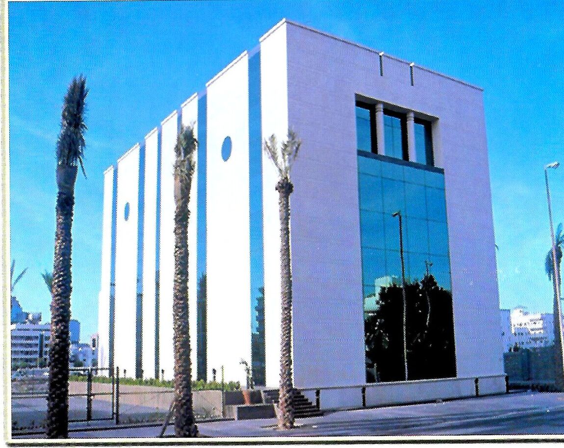 مبنى مكاتب حديث بواجهة رخامية
