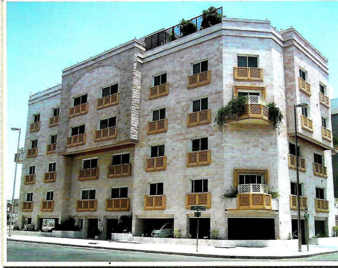 عمارة سكنية بتشطيب حجري ومشربيات